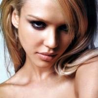 Dada Jessica Alba Tak Pas untuk Tari Telanjang