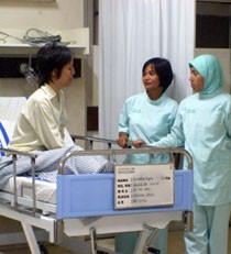 Ajeng  Marfans Syndrom Ingin Segera Rampungkan Bukunya