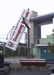 Di Yogya Puluhan Papan Iklan Roboh Dihantam Angin Ribut 