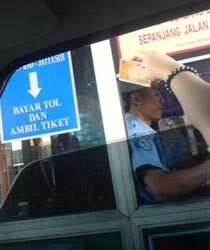 Menunggu Bayar Tol dengan ETC