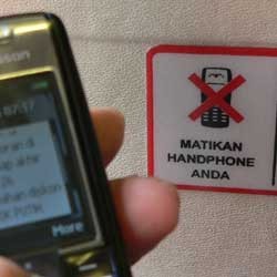 Mohon Tidak Matikan Ponsel Anda Selama Penerbangan