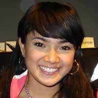 Nirina Zubir Satukan Dua Dunia