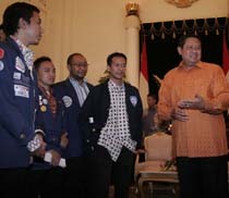 Mahasiswa Buru Foto di Istana