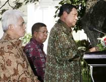 SBY Sentil Amien di Bawah Lindungan Pohon