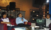 Komunitas detikINET Mengudara, Ponsel pun Diinjak
