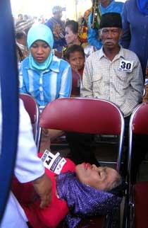 Ikut Nikah Massal 400 Pasangan, Asriani Pingsan