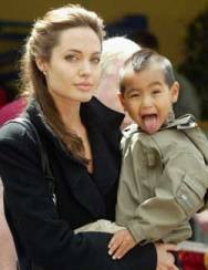 Jolie Ajak Anak Telanjang di Kamboja