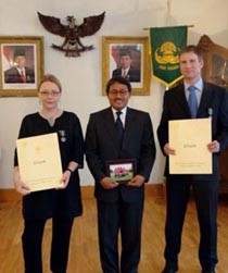 Satyalancana untuk 2 WN Austria