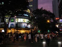 Lu...Gue Membanjiri Singapura