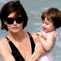 Berbaju Renang, Katie Holmes Pamer Tubuh