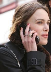 Keira Knightley Buang Ponsel ke Laut