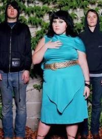 Vokalis Band Pamer Alat Kelamin Saat Konser