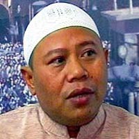 Taufik Savalas Tak Biasa Duduk di Sisi Kanan