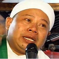 Taufik Savalas Tak Biasa Duduk di Sisi Kanan
