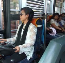 Menyusuri Busway Koridor II & III yang Terancam Bangkrut