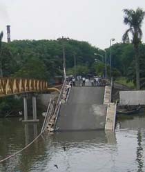 Jembatan Ambrol, Truk Pengangkut Material PLN Terjun ke Sungai