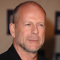 Bruce Willis Suka Pakaian Dalam Merah Menggoda