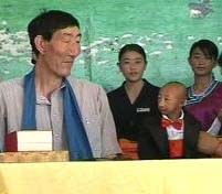 Pria Tertinggi Bertemu dengan Pria Terpendek di Dunia