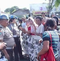 Ditipu Wartawan Palsu, Ratusan Ibu Serbu Markas Polisi