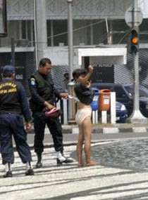 Mau Mandi di Bundaran HI, Eh... Keburu Tertangkap Satpol PP