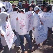 Ketika Siswi SMU Berdemo