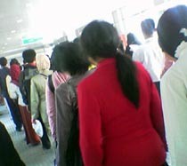 Penumpang Transjakarta di Halte Ragunan Antre Luar Biasa