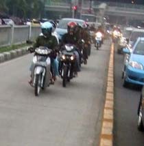 Di Mabes Motor Ditilang, di Mampang Dibiarkan Masuk Busway