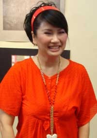 Gaya Mirip Penjahat, Titi DJ Dipuji Suami