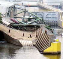 Sungai Berpusar Hambat Petugas Cari Korban Jembatan Mississippi
