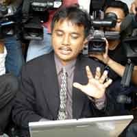 Roy Suryo Diduga Sekadar Ngopi Harddisk Air Putih