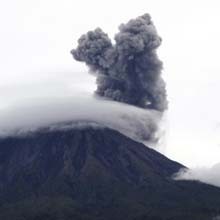 7 Pendaki Nekat Mendaki Gunung Semeru Saat Meletup