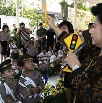 Dicium SBY, Dhea Deg-degan 