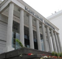 Nikmatnya Berperkara di  MK