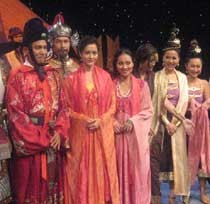 Yusril Dikelilingi Artis Cantik, Rika Kato Tak Cemburu