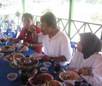 Santap Ikan di Restoran Terapung