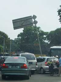 Rambu di Perempatan Jl Madiun Hampir Roboh