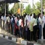 Saking Penuhnya, Bus yang Lewat Hanya Mampu Angkut 1 Orang