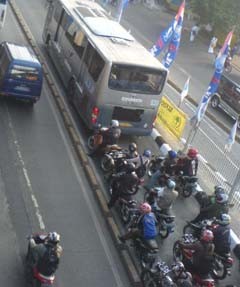 BLU TransJakarta Maklumi Insiden Sopir vs Bikers di Mampang