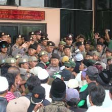 Aksi Dorong dan Lempar Sepatu Warnai Demo PKB