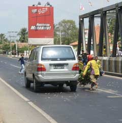 Lempar Uang di Jembatan Sewu