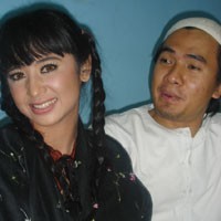 Ibu Syaiful Jamil Wafat, Dewi Persik Sesenggukan