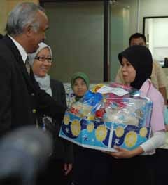 KPK Bagi-bagi Parsel Rp 59 Juta