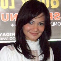 Cut Tari Lahirkan Bayi Perempuan