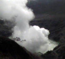 Suhu Danau Kawah Terus Naik, Asap Terus Mengepul