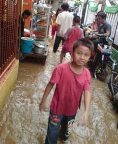 Banjir Kiriman di Kampung Pulo, Warga Sibuk Berkemas