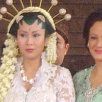 Gendis Tangisi Perceraian Halimah-Bambang Tri