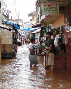 Kampung Melayu Banjir: Siang Dibersihkan, Sore Hujan Lagi