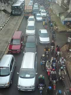 Kendaraan Boleh Masuk Busway, Tapi Tetap Saja Macet