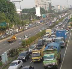 15 Ton Pelat Baja Dipinggirkan, Tol Pluit Mencair