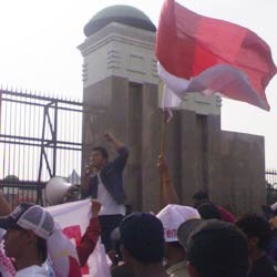 Mahasiswa Demo, Tuntut Pembekuan Indosat dan Telkomsel